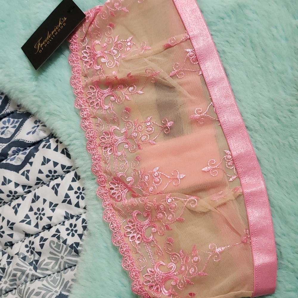 NWT♡Frederick's of Hollywood♡Embroidered Floral♡Retro-Romantic♡Saffi Bandeau Bra